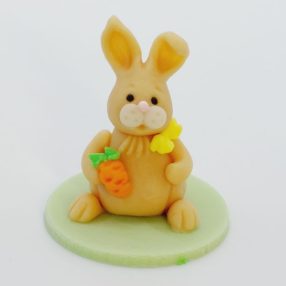   Bézs álló nyuszi közepes kézműves marcipán figura, 35g