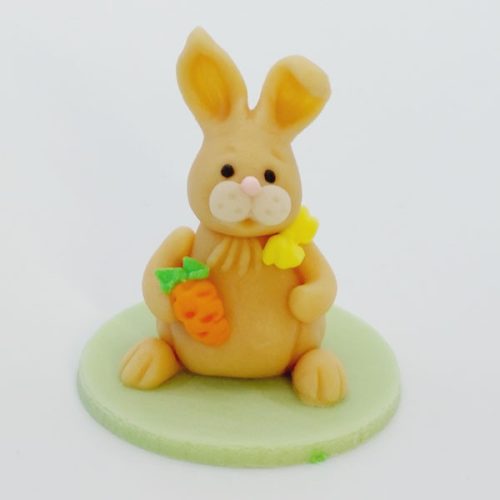 Bézs álló nyuszi közepes kézműves marcipán figura, 35g