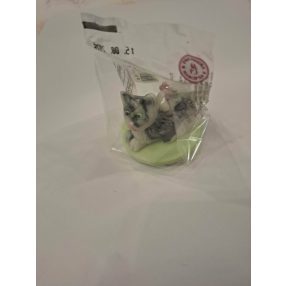   Szürke fekvő cica közepes kézműves marcipán figura, 35g