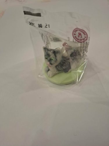 Szürke fekvő cica közepes kézműves marcipán figura, 35g